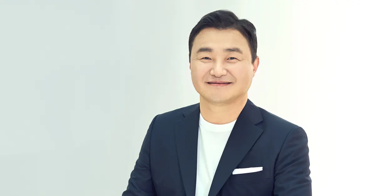 Home Samsung CEO TM Roh Teases Thinner Lighter Foldables and an.webp